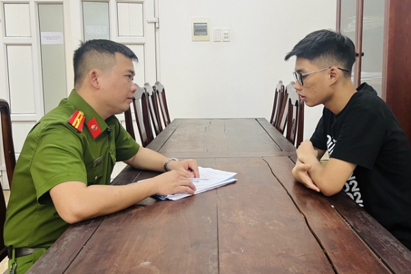 Mat tien vi trung bay hang gia re tren mang xa hoi hinh anh