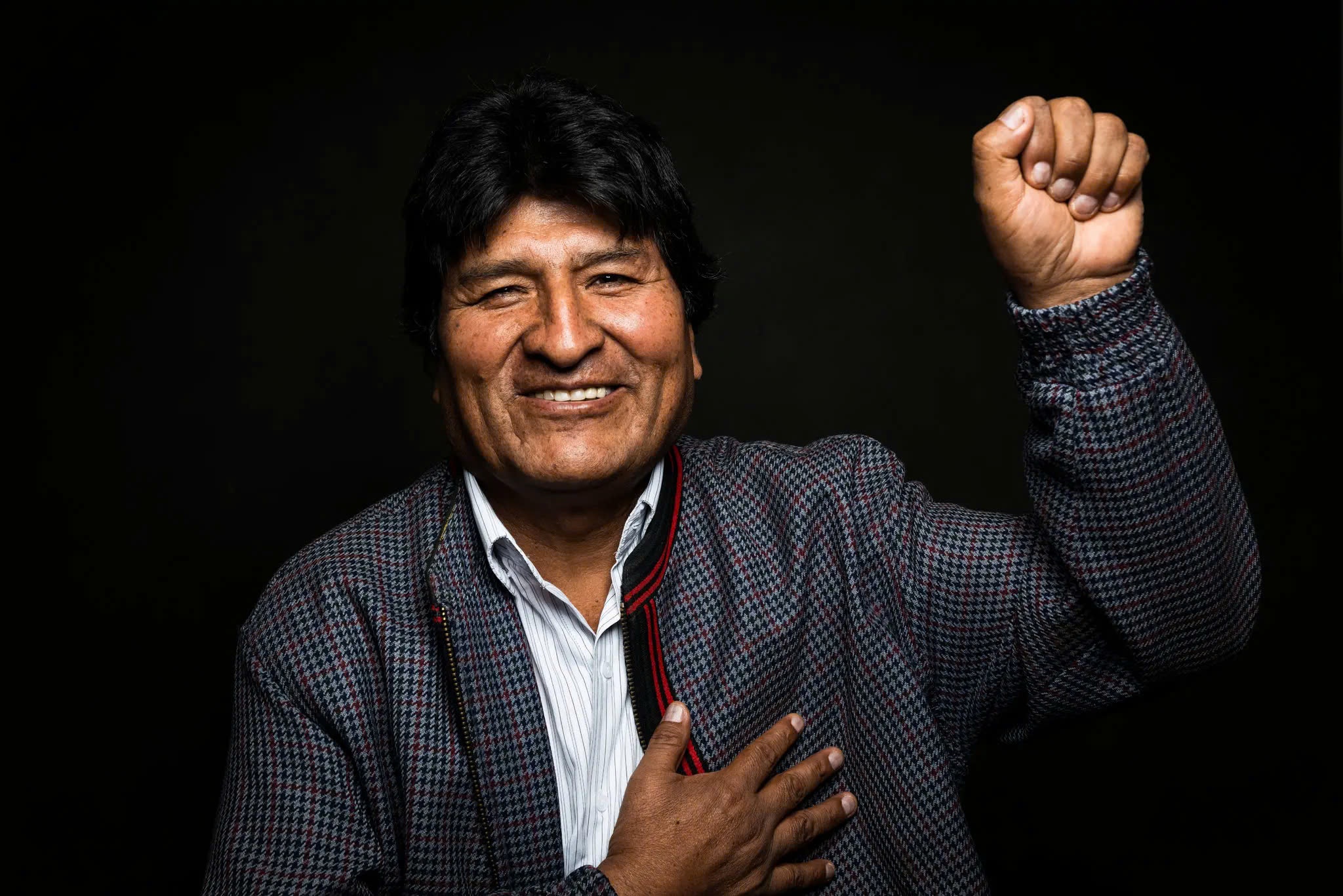 Cuu tong thong Bolivia bi ban 14 phat dan vao xe hinh anh