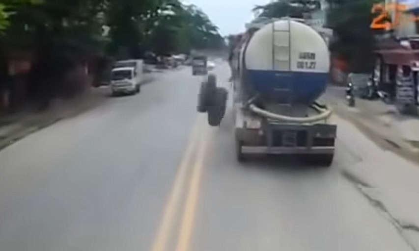 Cap banh xe roi khoi xe bon, lan nhieu vong giua duong hinh anh