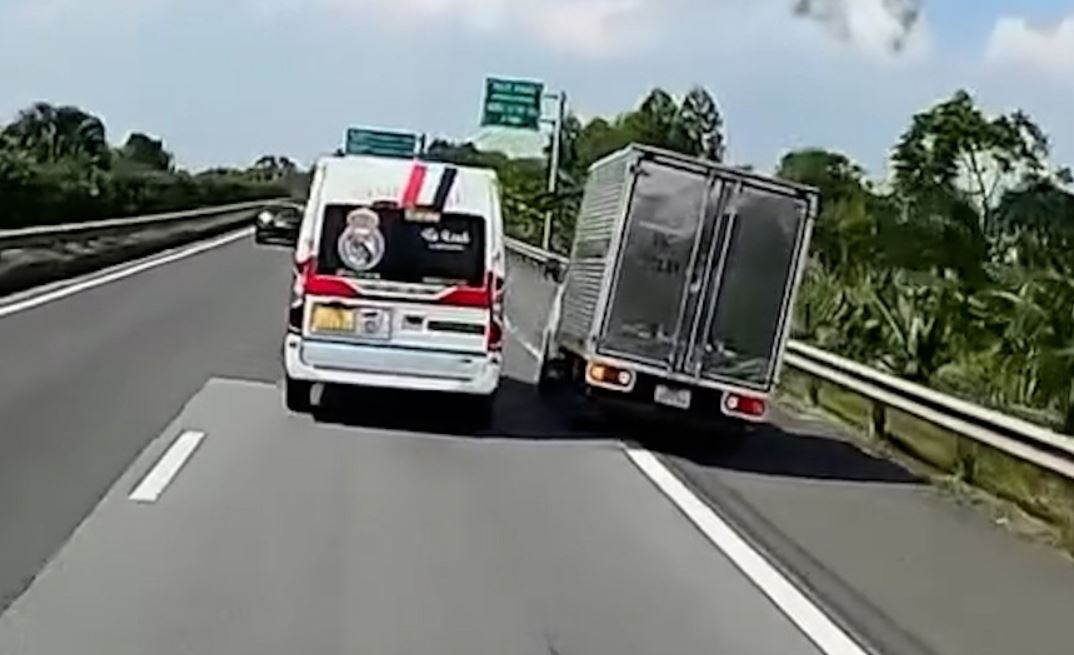 Tin moi vu xe khach chen ep oto tai tren cao toc hinh anh