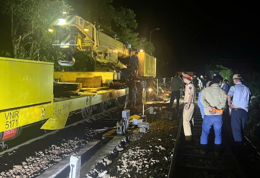 Tau hang bi trat banh khi qua deo Hai Van o Da Nang hinh anh