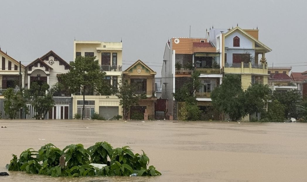 Mien Trung doi mat dot mua lu dinh diem hinh anh