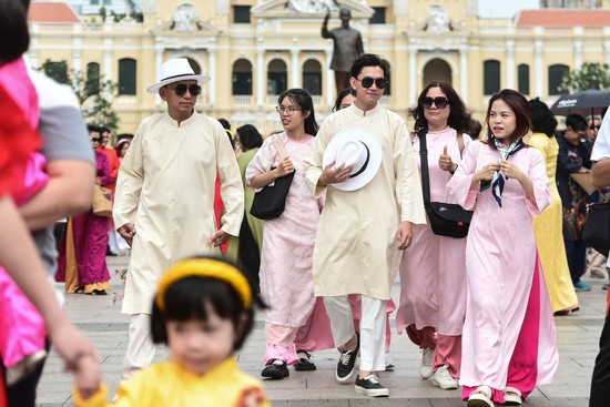 De xuat khoi dong chon quoc phuc Viet Nam hinh anh