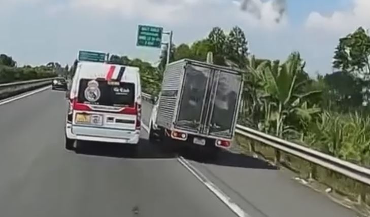 Can canh xe khach ep oto tai tren cao toc hinh anh