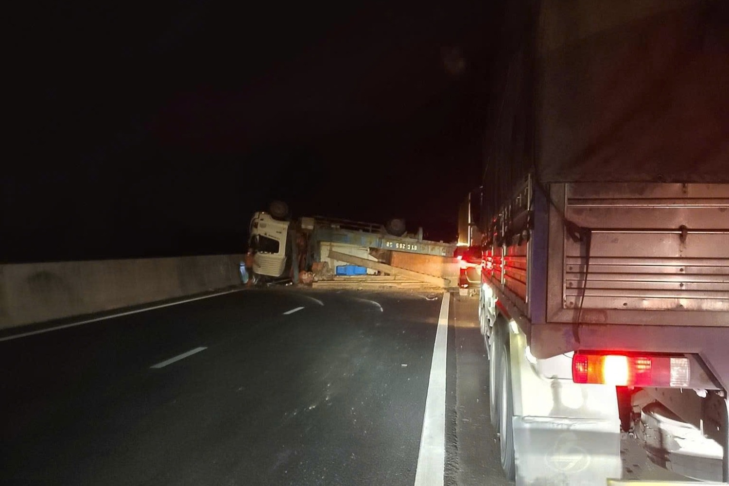 Xe tai no lop o cao toc Phan Thiet - Dau Giay, un tac trong dem hinh anh