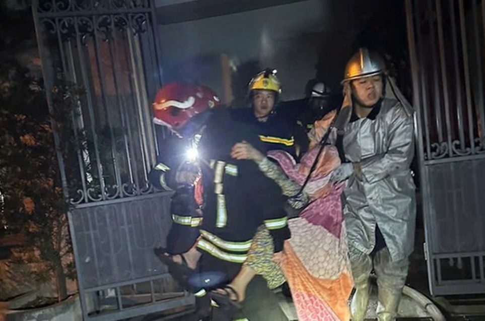 Cuu hai nguoi khoi dam chay o Ha Noi hinh anh