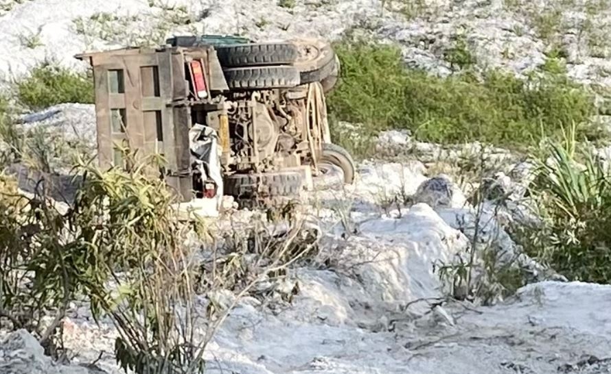 Xe tai mat phanh lao xuong vuc sau deo Da Trang hinh anh