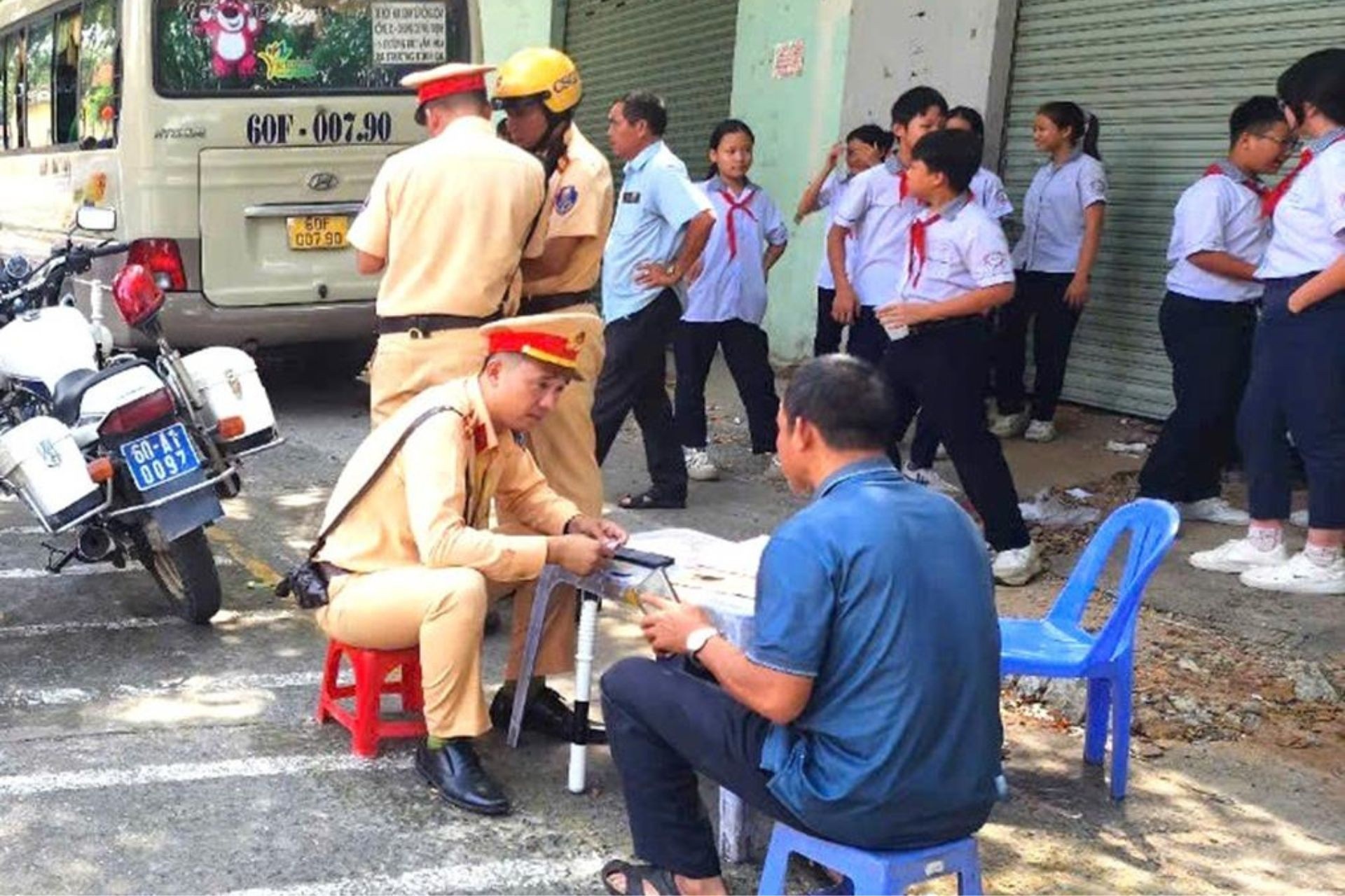 Cho 28 nguoi khong bang anh 1