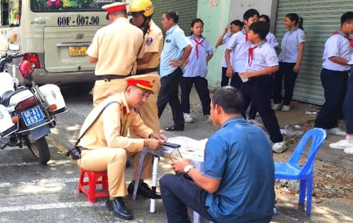 Tai xe cho 28 hoc sinh den truong nhung khong co bang lai hinh anh