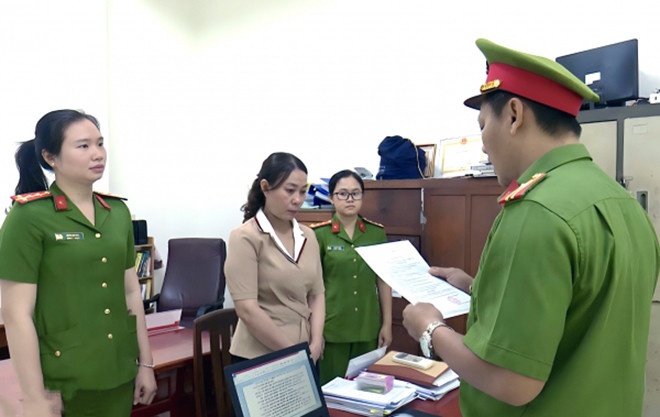 Lien tuc be hui chan dong mien Tay, co nu can bo tham gia hinh anh