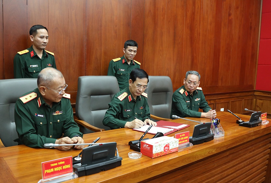 Trung tuong Tran Cong Chinh nhan nhiem vu Tong cuc truong Tong cuc II hinh anh