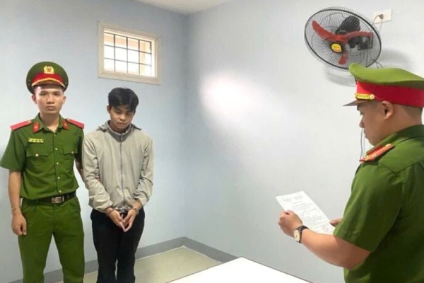 Bat nhan vien ngan hang lua dao chiem doat 4 ty dong hinh anh