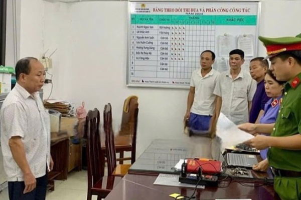 Bat tam giam giam doc Van phong dang ky dat dai o Hoa Binh hinh anh