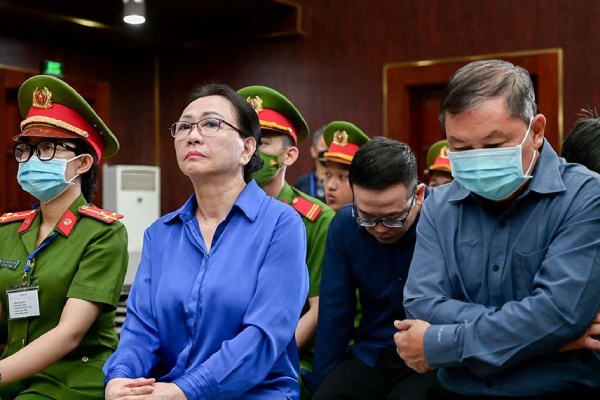 Vo chong bi cao Truong My Lan bat ngo duoc gap mat tai toa hinh anh