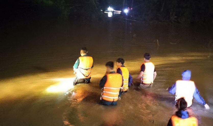 Tim thay thi the nguoi dan ong bi lu cuon o Quang Nam hinh anh