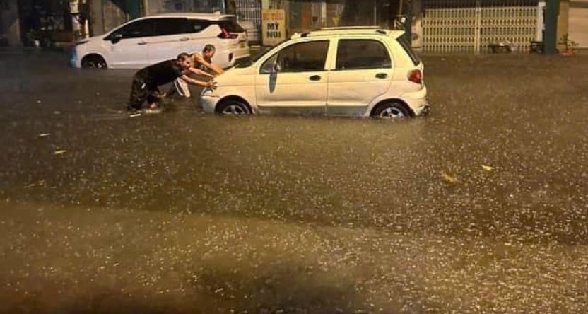 Mua xoi xa, nhieu tuyen pho Da Nang chim trong nuoc hinh anh