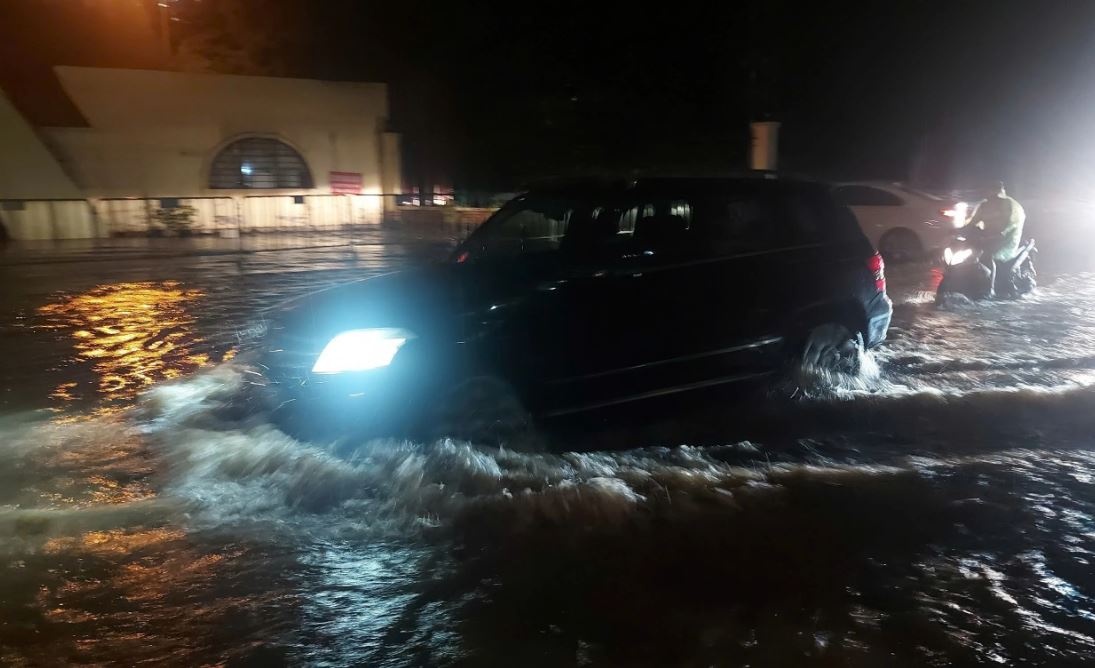 Canh bao lu quet, sat lo dat tai 7 tinh, thanh mien Trung hinh anh