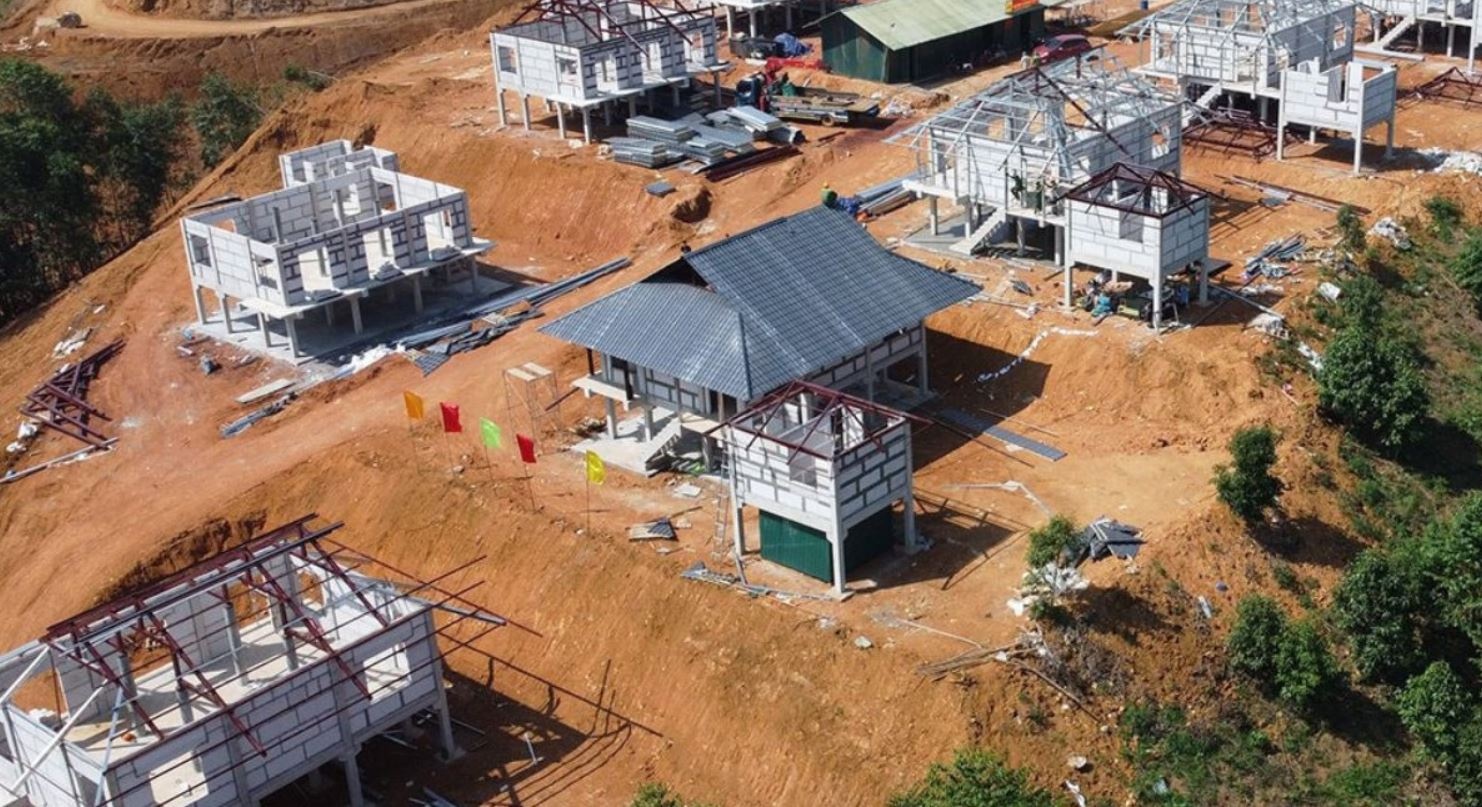 Nhung mai nha dau tien o khu tai dinh cu Lang Nu hinh anh