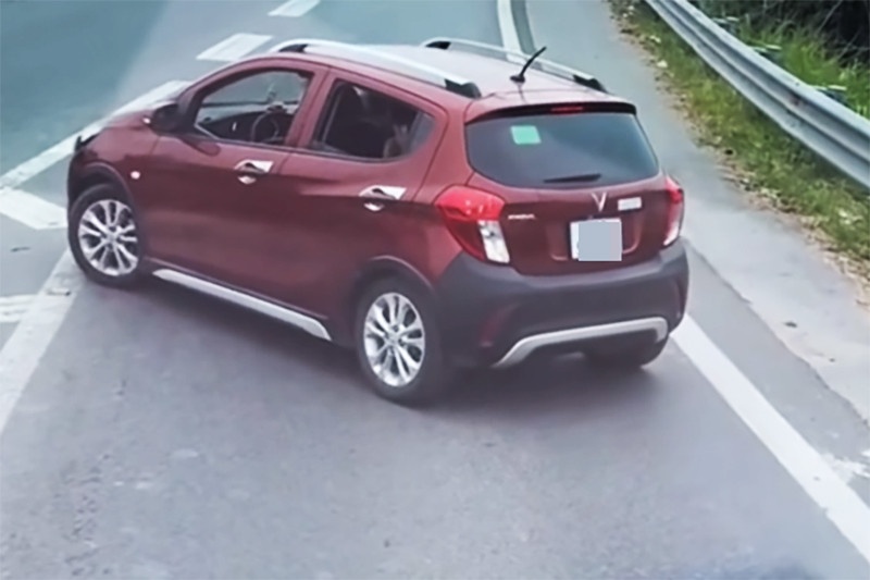 Nu tai xe quay dau oto tren cao toc Phap Van - Cau Gie hinh anh