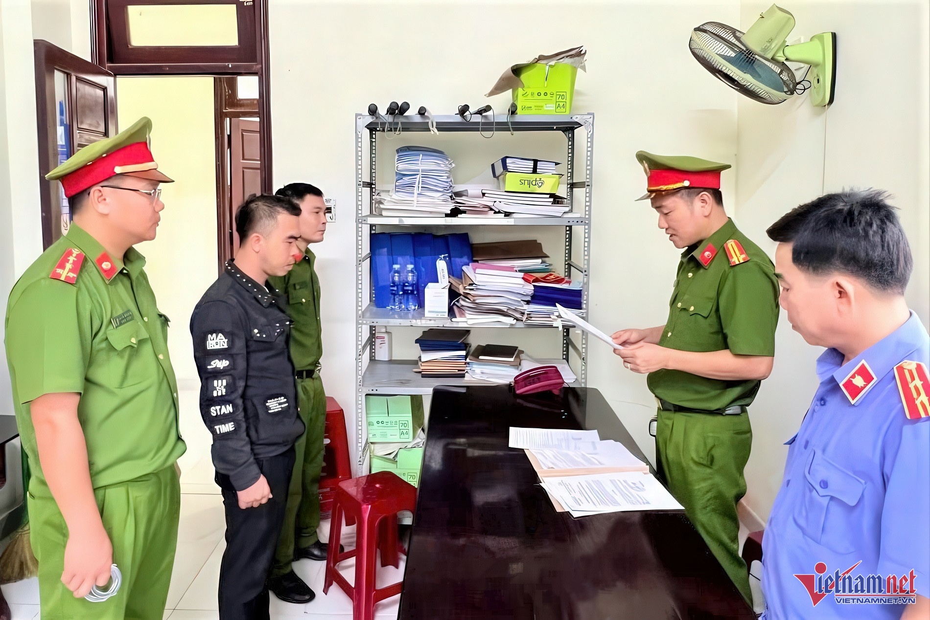 Bat pho ban chi huy quan su xa nhan tien giup 10 nguoi hoan nhap ngu hinh anh