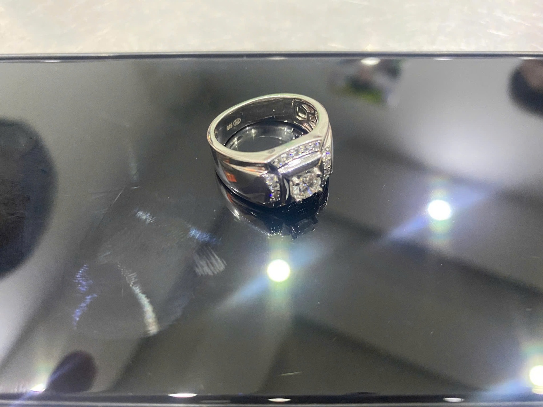 Trom nhan kim cuong,  Da Nang anh 2