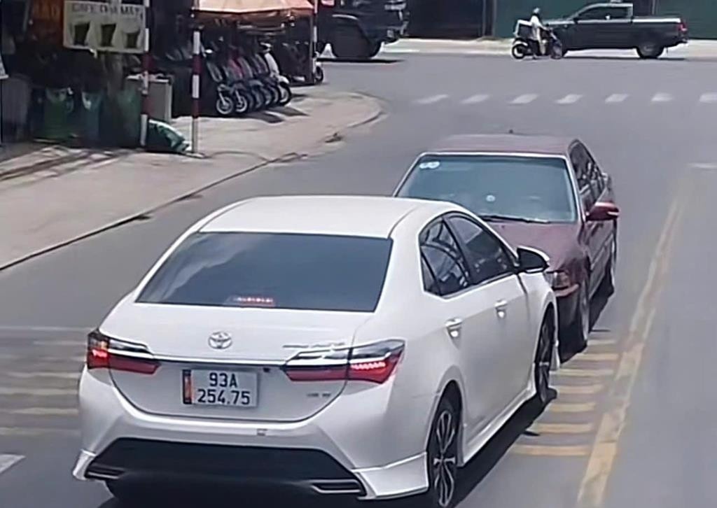 Phat 5 trieu dong, tuoc bang 2 thang tai xe oto di sai lan hinh anh