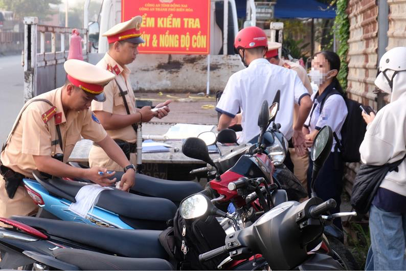 Hon 300 phu huynh 'dinh' phat vi de con lai xe may o Dong Nai hinh anh