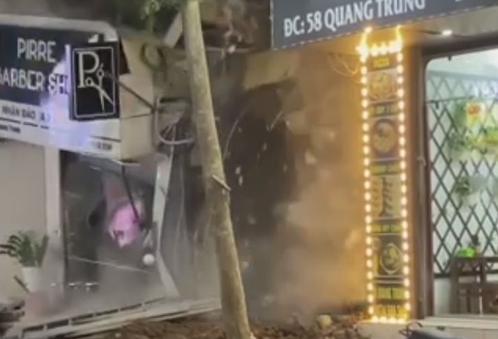 Khoanh khac nha 3 tang o Ha Noi sap do hang xom dao mong hinh anh