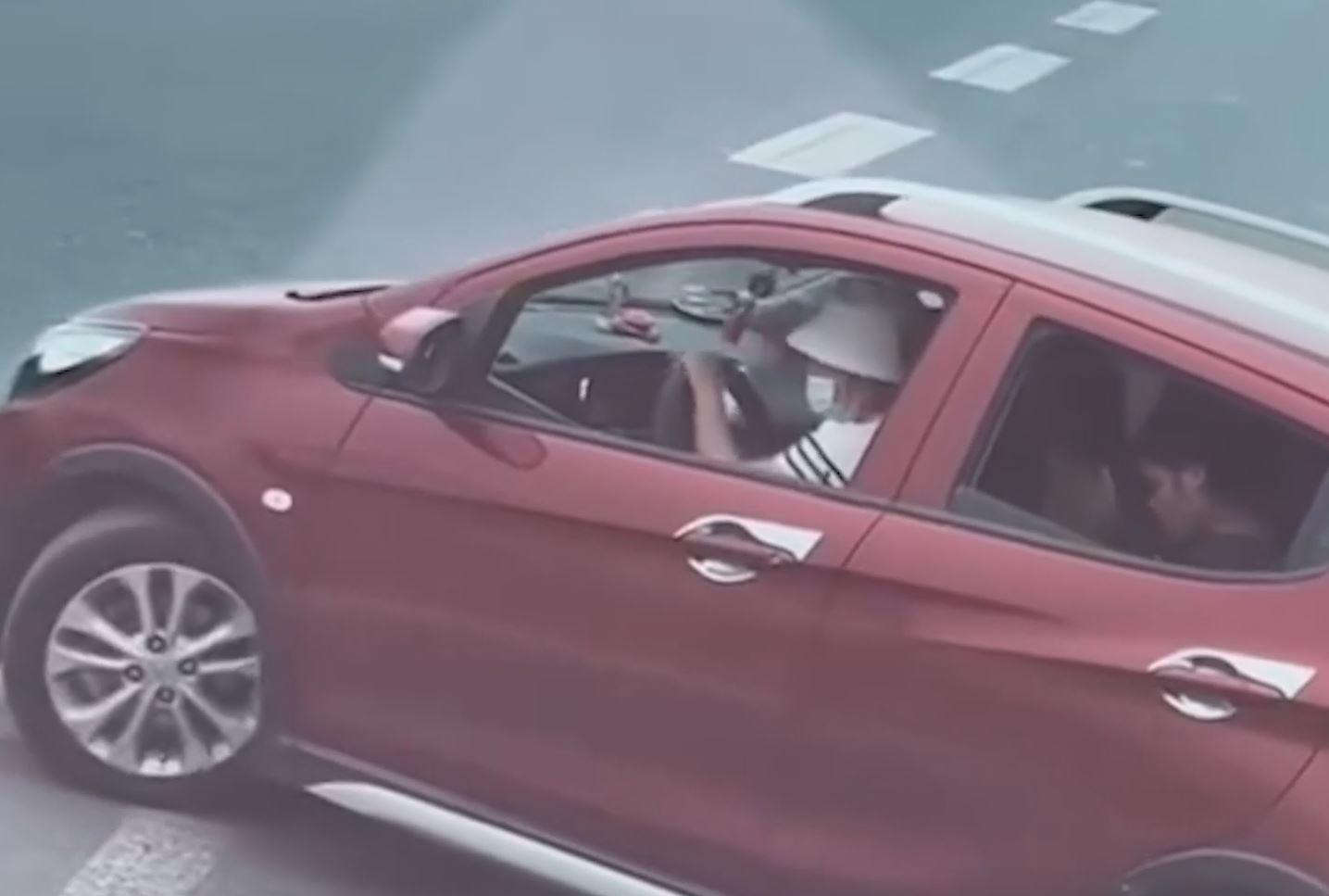 Can canh nu tai xe quay dau oto tren cao toc hinh anh