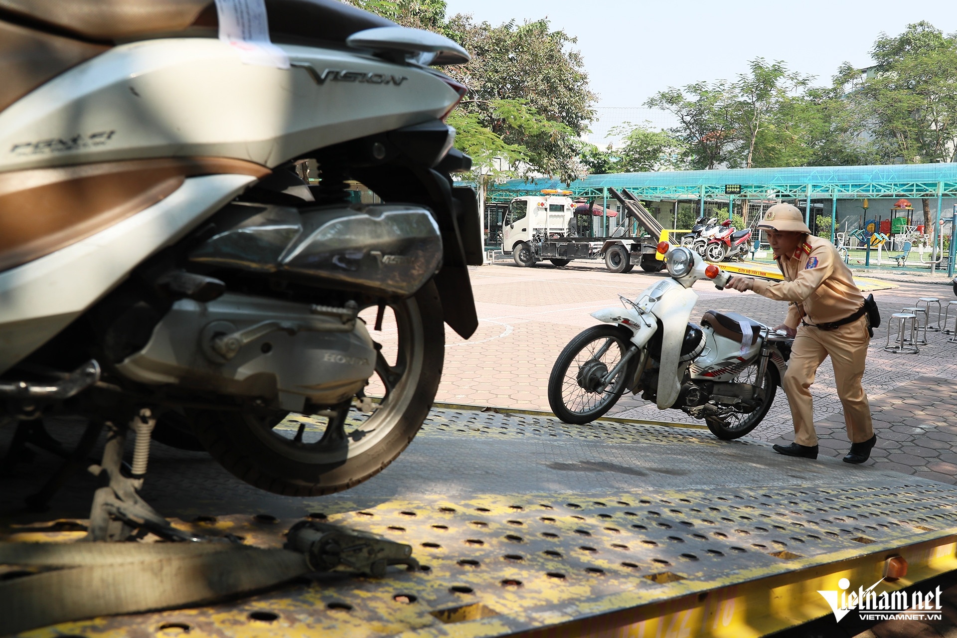 Quai xe Ha Noi anh 14