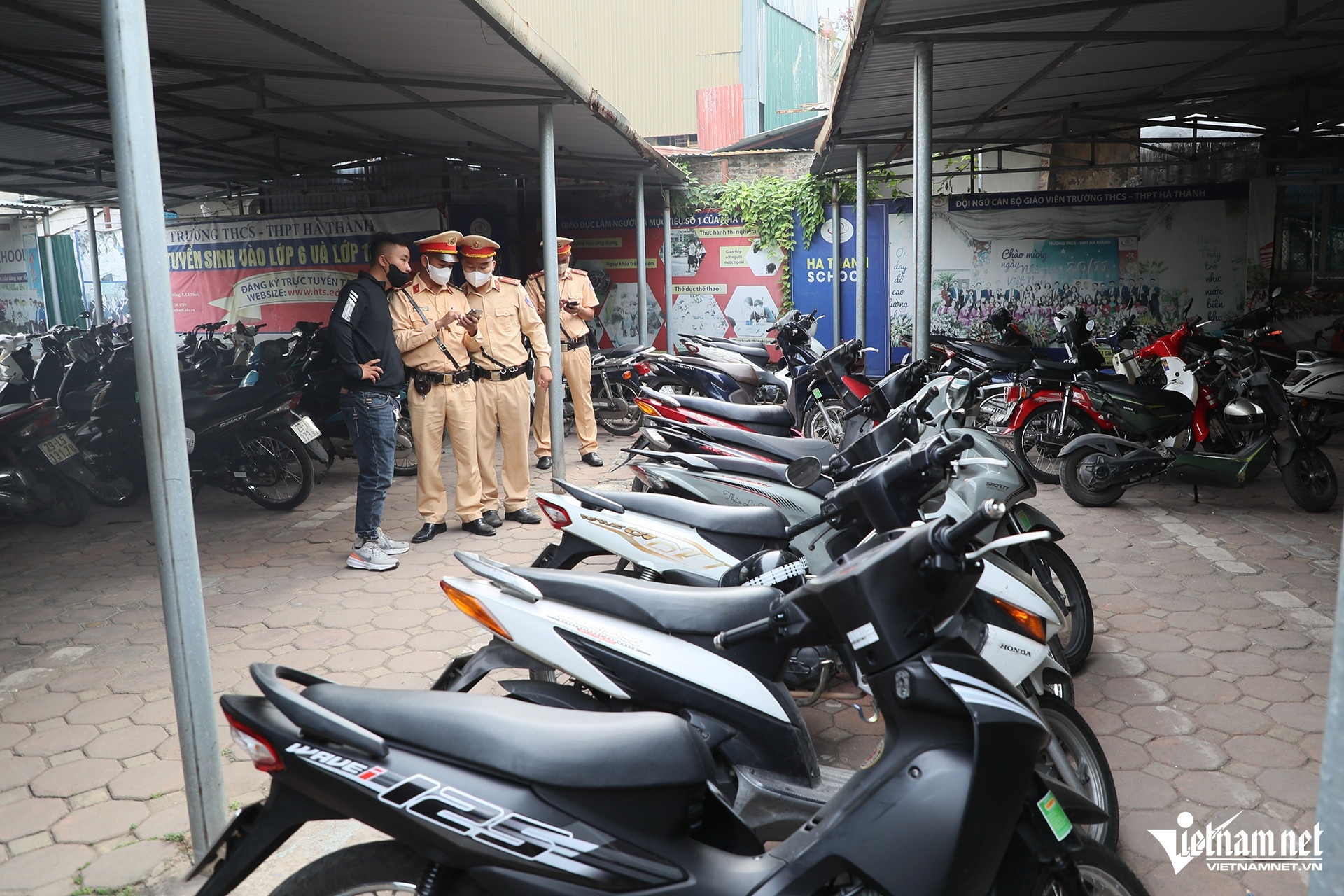 Quai xe Ha Noi anh 2