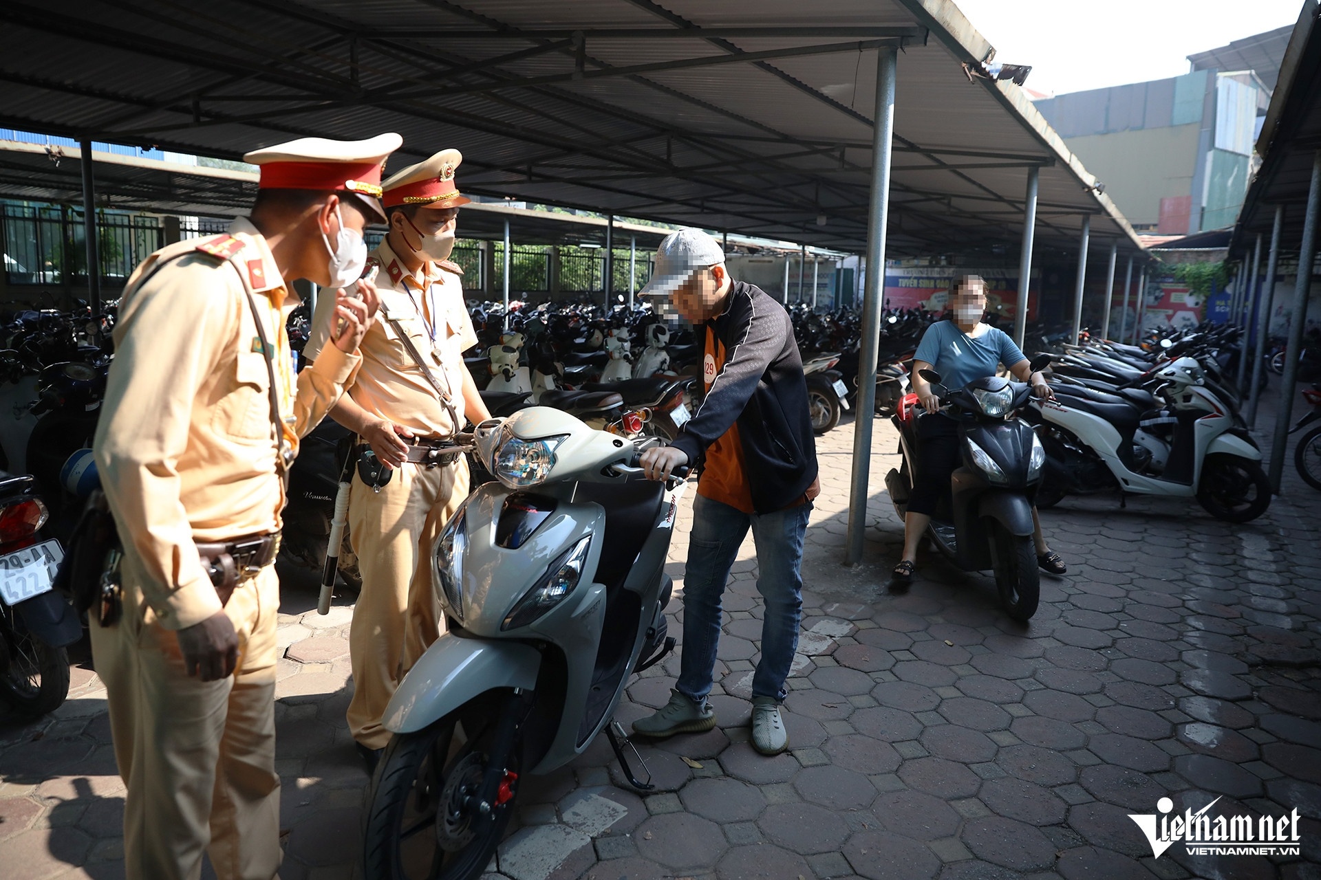 Quai xe Ha Noi anh 9