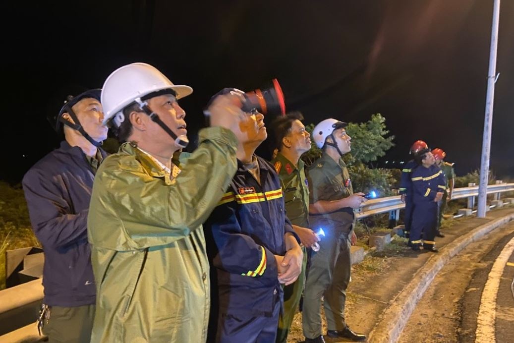 Moi chuyen gia xu ly khoi da ‘khung’ chenh venh tren deo Nha Trang hinh anh