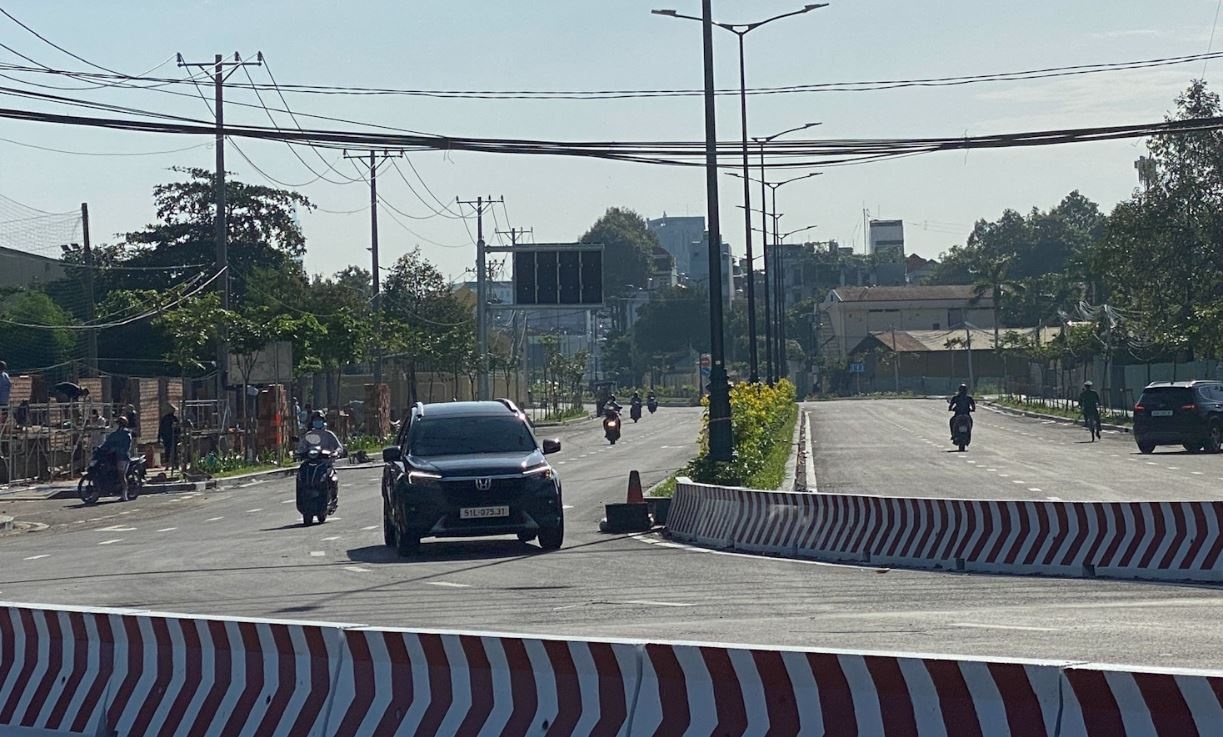 Duong 4.800 ty dong o cua ngo Tan Son Nhat thong xe them 700 m hinh anh