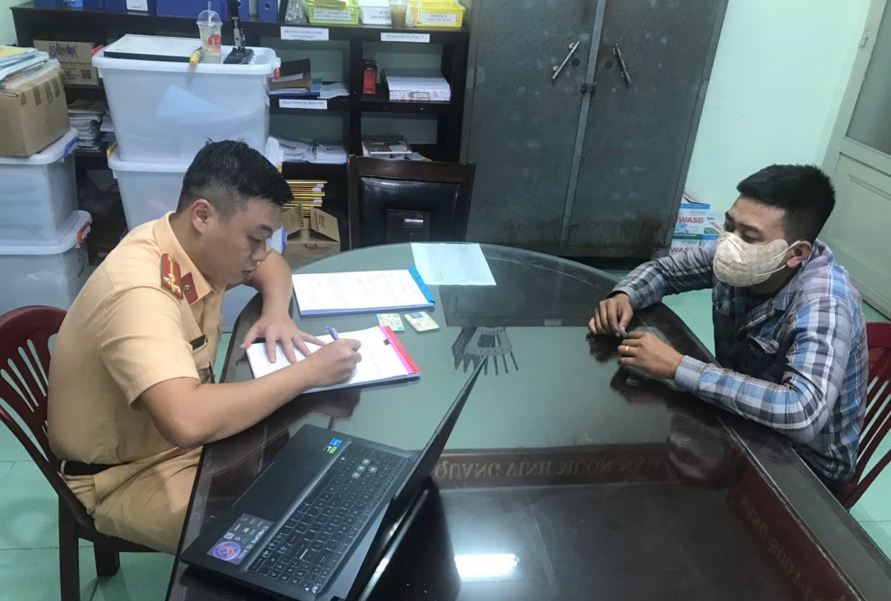 Xe ben chay au ‘lot mat’ nguoi dan, tai xe o Binh Duong bi phat nang hinh anh