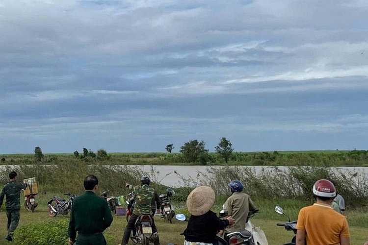 Thi the vo chong duoi ho nuoc o Dak Lak hinh anh