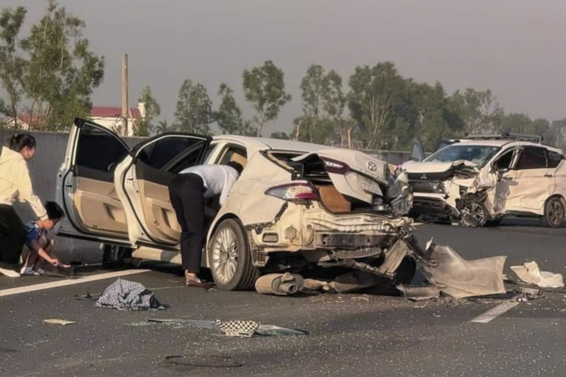 Tai nan lien hoan tren cao toc Ha Noi - Hai Phong, nhieu oto bien dang hinh anh