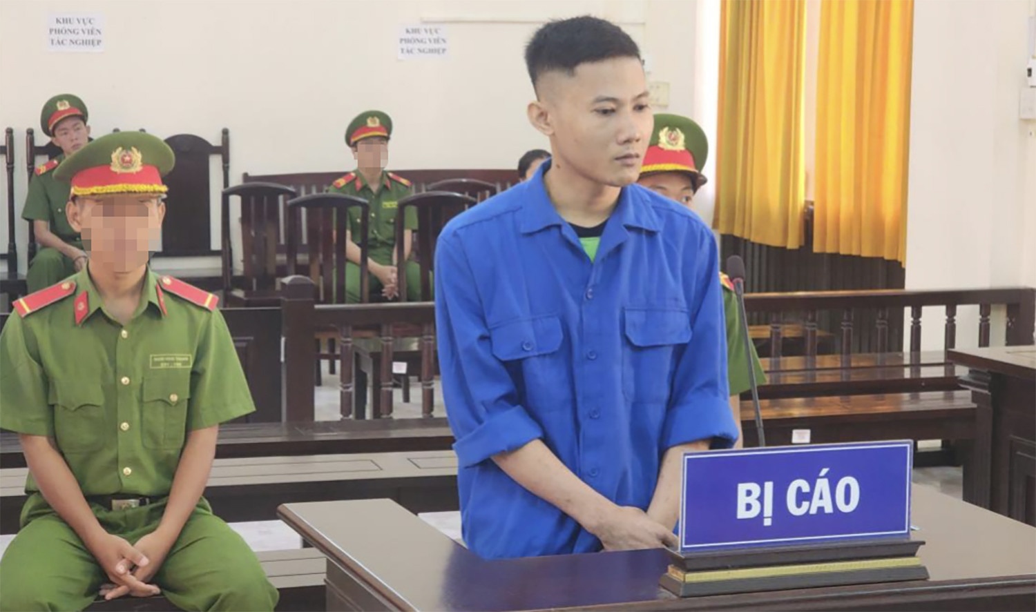 Dung mu bao hiem,  Danh ban nhau anh 1