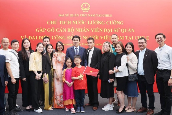 Chu tich nuoc tham Dai su quan va cong dong nguoi Viet Nam tai Chile hinh anh