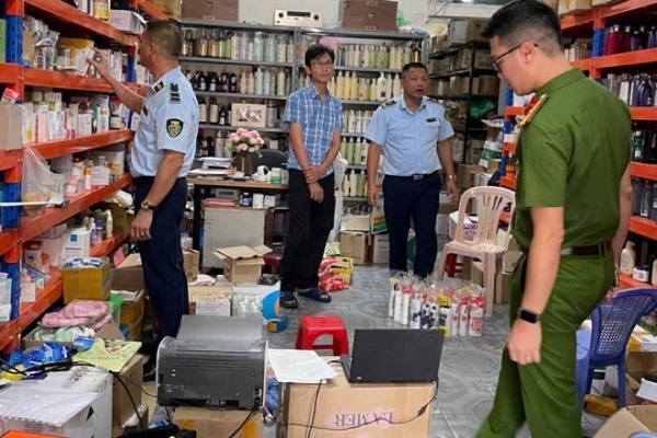 Phat hien gan 14.000 san pham lam dep, my pham khong ro nguon goc hinh anh