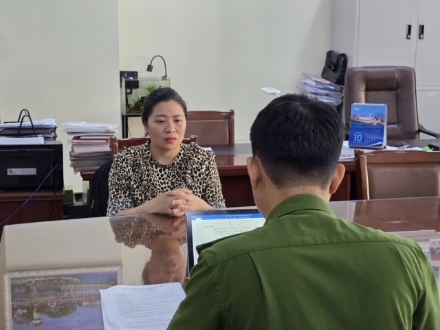 Nguoi phu nu lua dao chiem doat hon mot ty dong hinh anh