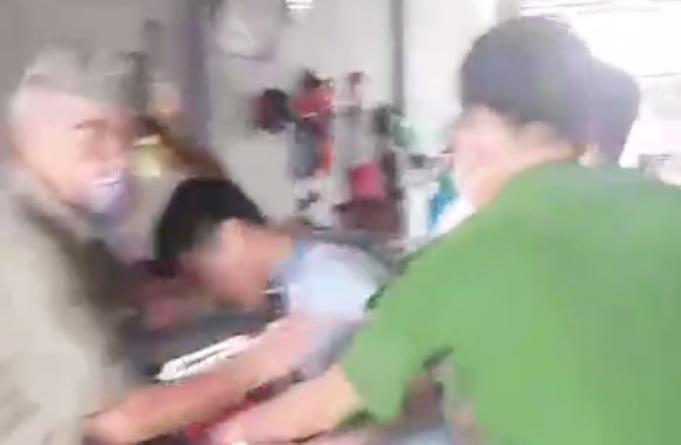 Thanh niên tưới xăng,  Đòi đốt nhà trọ,  TP Thủ Đức ảnh 1 Thanh nien tuoi xang,  Doi dot nha tro,  TP Thu Duc anh 1