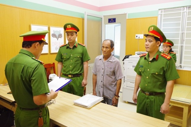 Khoi to cap vo chong vu khong can bo nhan hoi lo hinh anh