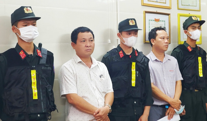 Nhan hoi lo,  Tham o tai san,  Tron thue tai Hue,  Tai Phuoc Duc,  Cty Tai Phuoc Duc,  Nguyen Le Quan,  Cong ty 878,  Xay dung 878,  Le Huu Tien anh 1