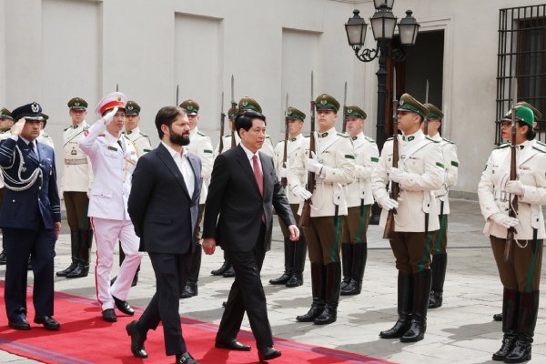 Le don Chu tich nuoc Luong Cuong tham chinh thuc Cong hoa Chile hinh anh