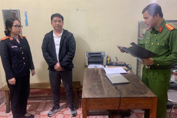 Khoi to doi tuong nguoi nuoc ngoai mua ban trai phep hoa don hinh anh