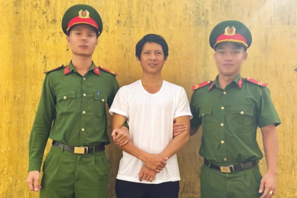 Bat doi tuong de doa dung xang giet ca nha nguoi yeu cu hinh anh