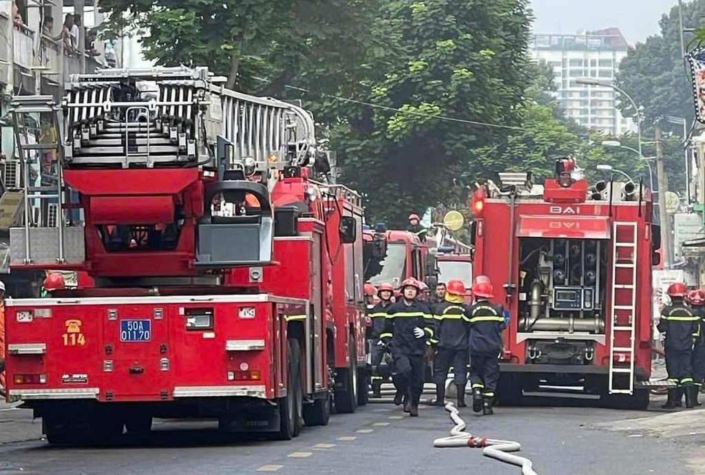 Chay nha o trung tam TP.HCM, nhieu nguoi mac ket duoc giai cuu hinh anh