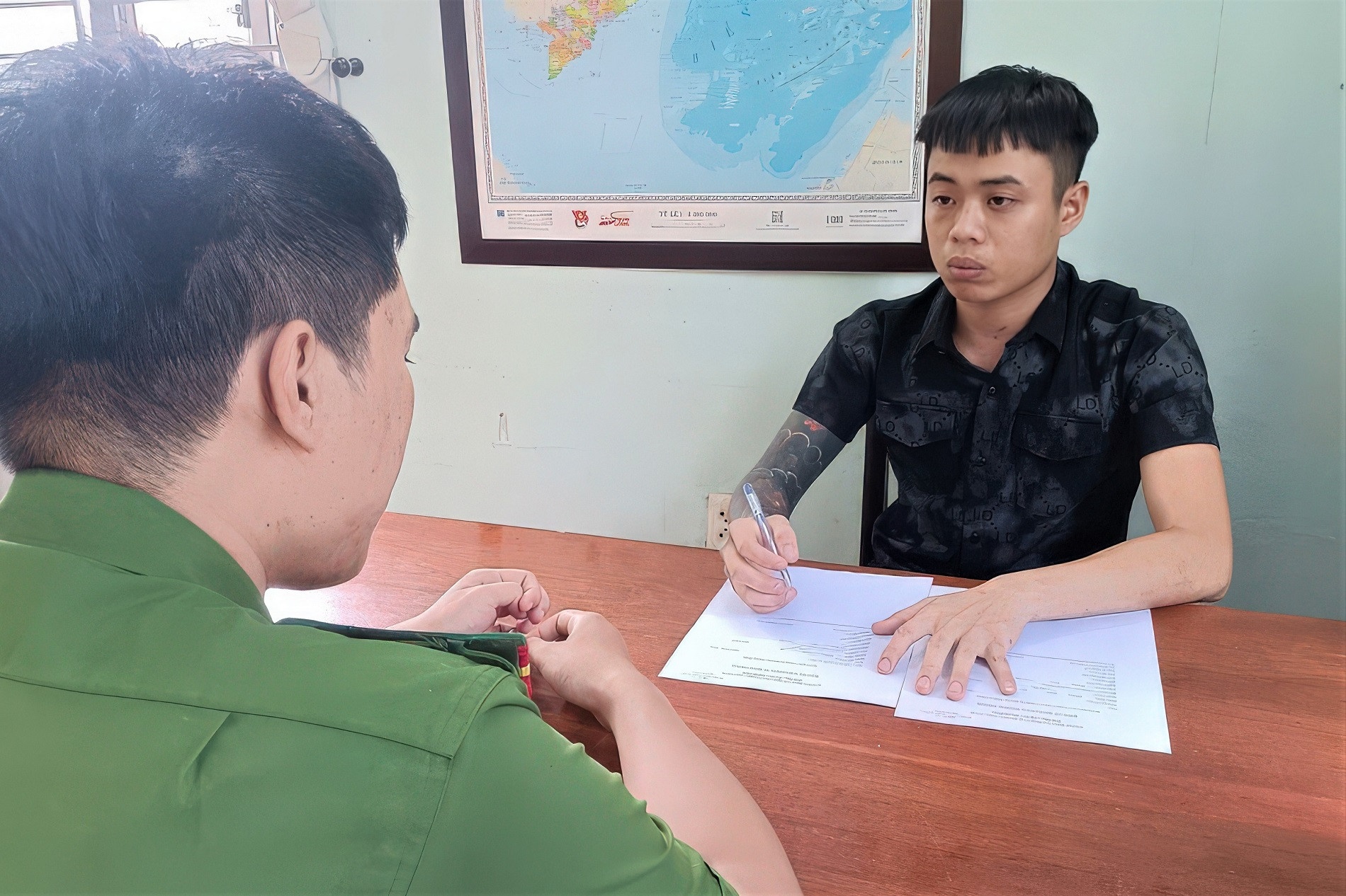 Chan tuong thanh nien cam sung xong vao quan ca phe ban nguoi hinh anh