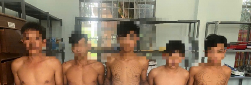 Hon chien,  Quan ca phe,  Trong dem anh 1